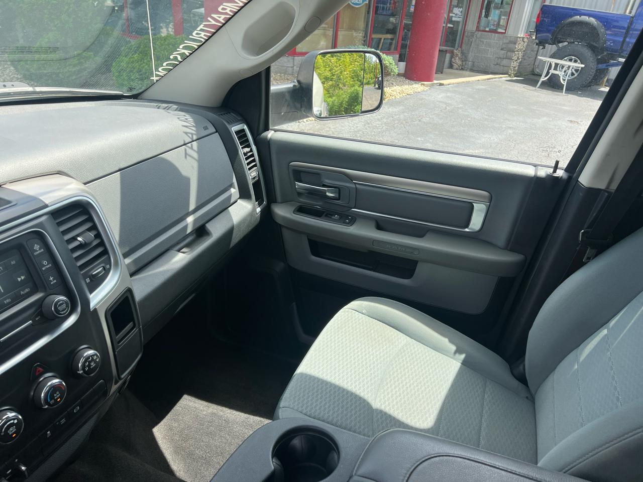 RAM 3500 SLT 4x4 Crew Cab 8' Box 2017