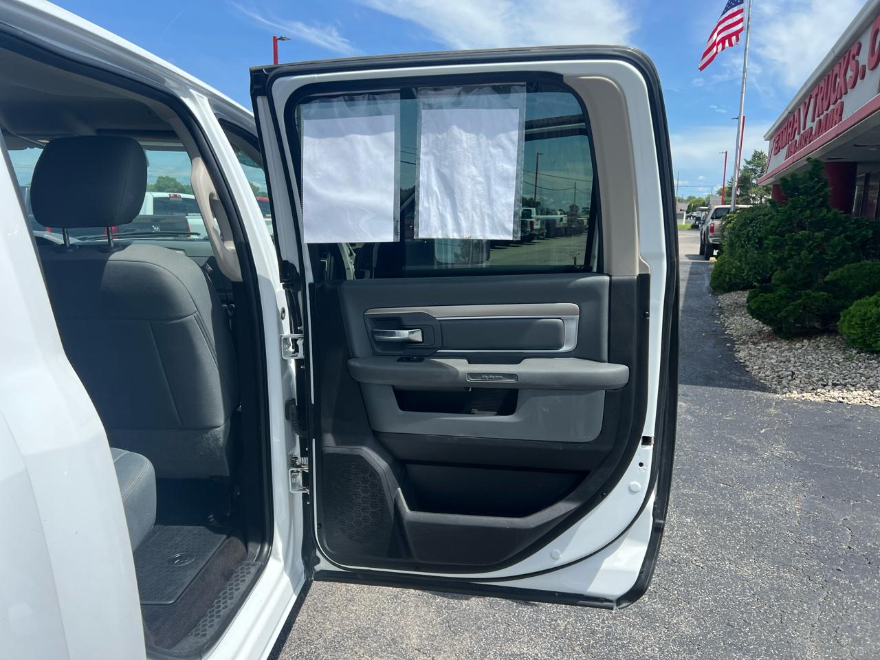 RAM 3500 SLT 4x4 Crew Cab 8' Box 2017
