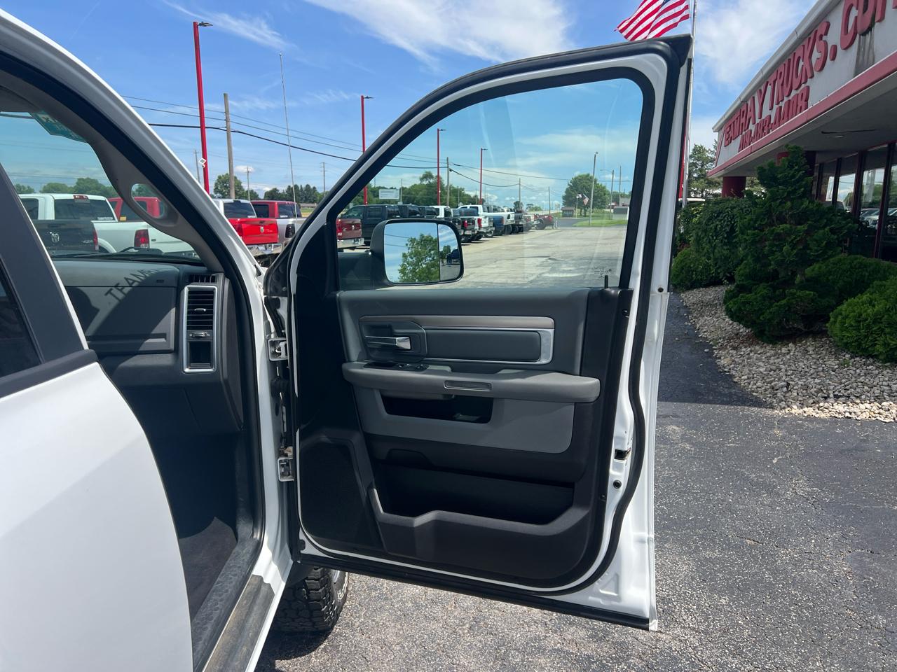 RAM 3500 SLT 4x4 Crew Cab 8' Box 2017