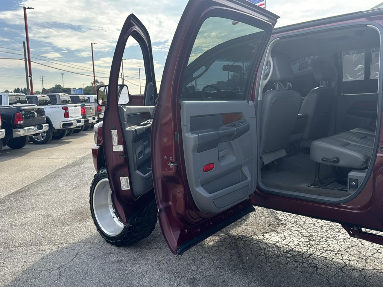 Dodge Ram 2500 4dr Mega Cab 160.5 4WD Laramie 2006