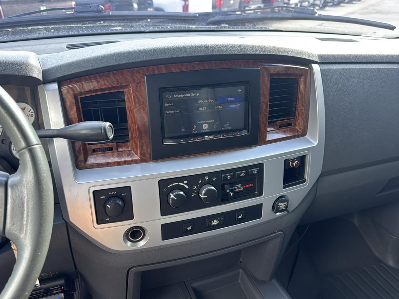 Dodge Ram 2500 4dr Mega Cab 160.5 4WD Laramie 2006