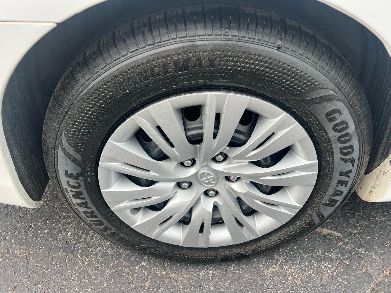 Toyota Camry 4dr Sdn I4 Auto XLE (Natl) 2013