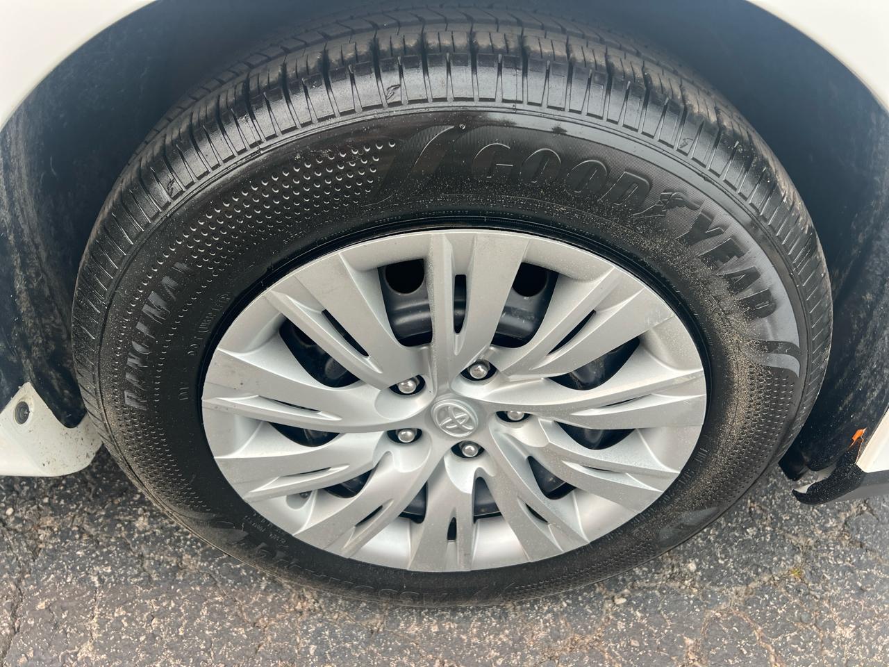 Toyota Camry 4dr Sdn I4 Auto XLE (Natl) 2013