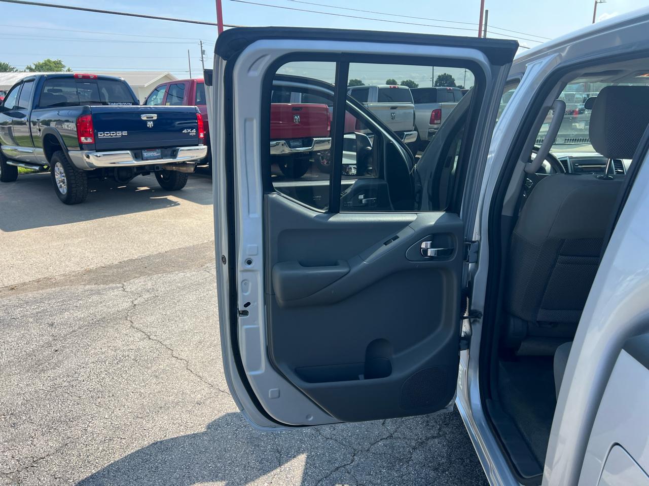 Nissan Frontier 4WD Crew Cab SWB Auto SV 2012