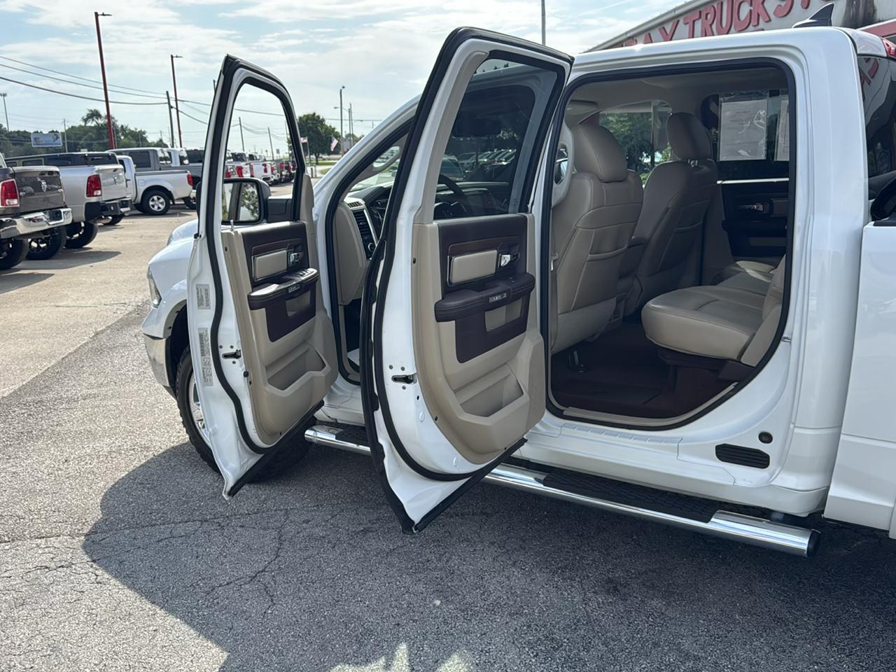 RAM 1500 4WD Crew Cab 140.5" Laramie 2014