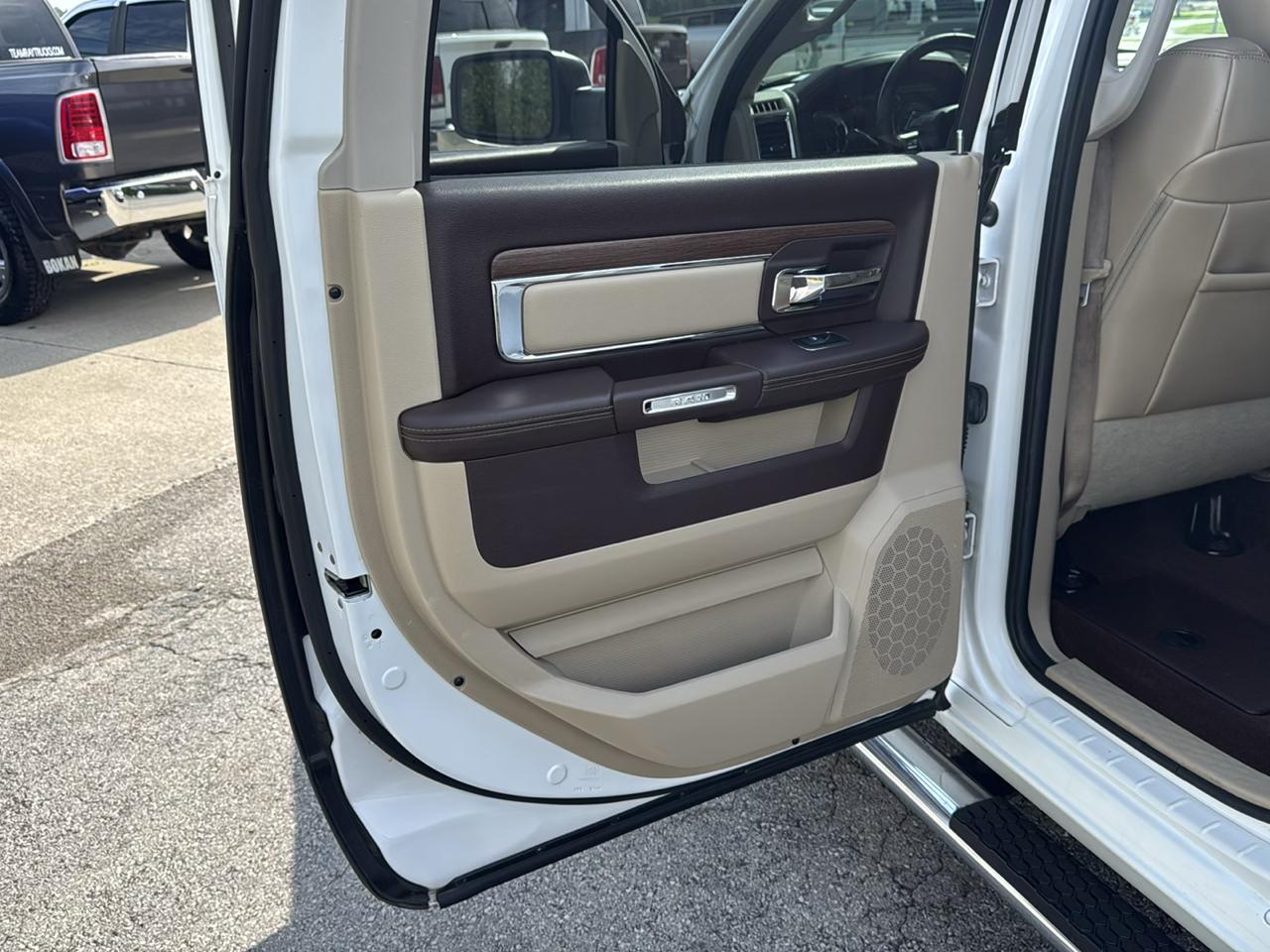 RAM 1500 4WD Crew Cab 140.5" Laramie 2014