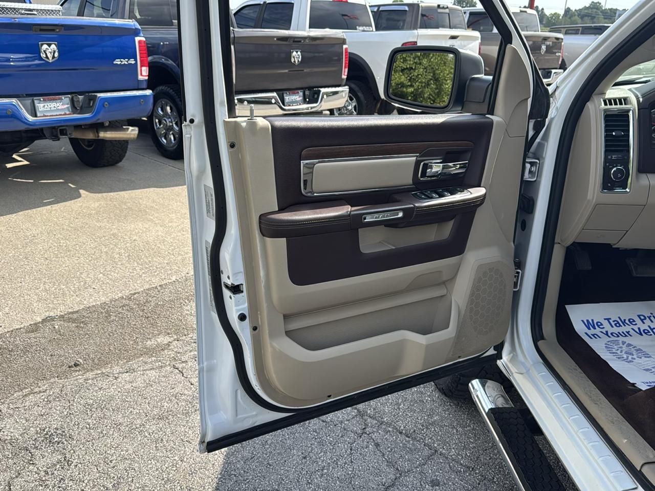 RAM 1500 4WD Crew Cab 140.5" Laramie 2014