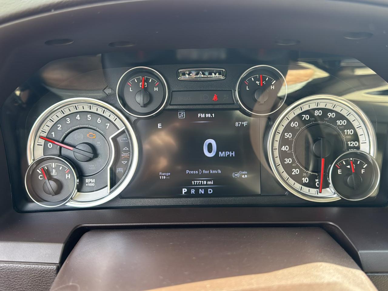 RAM 1500 4WD Crew Cab 140.5" Laramie 2014