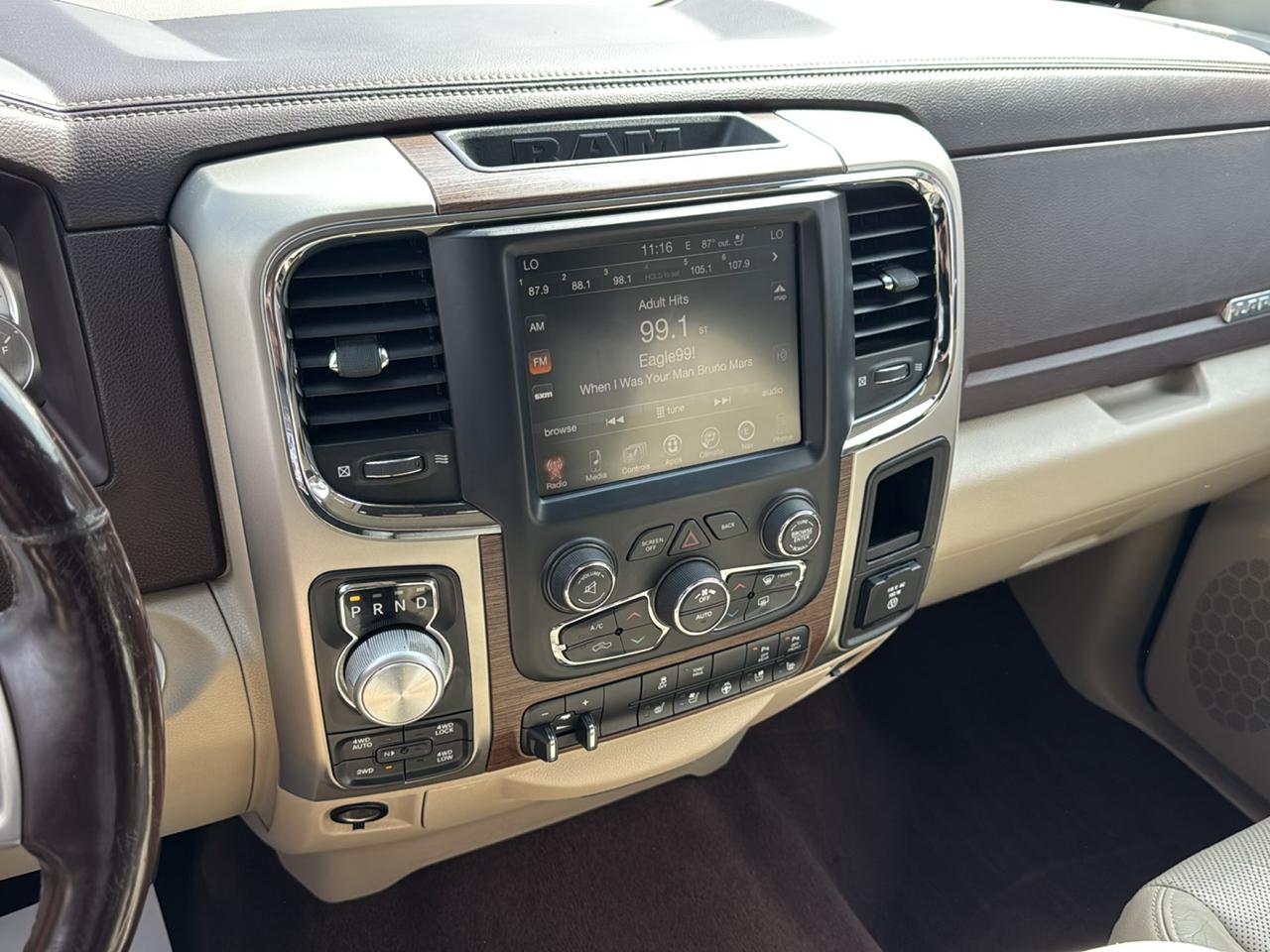 RAM 1500 4WD Crew Cab 140.5" Laramie 2014