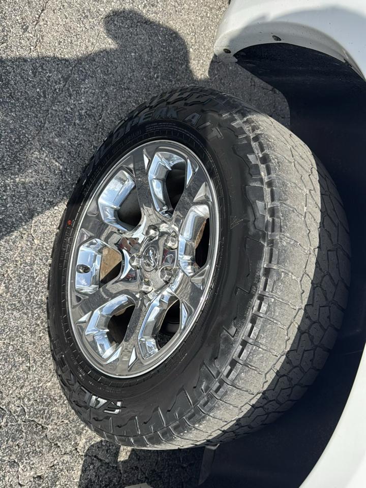 RAM 1500 4WD Crew Cab 140.5" Laramie 2014
