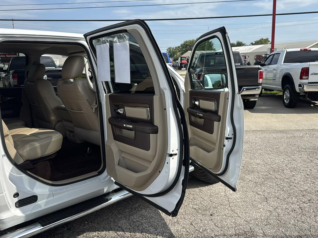 RAM 1500 4WD Crew Cab 140.5" Laramie 2014