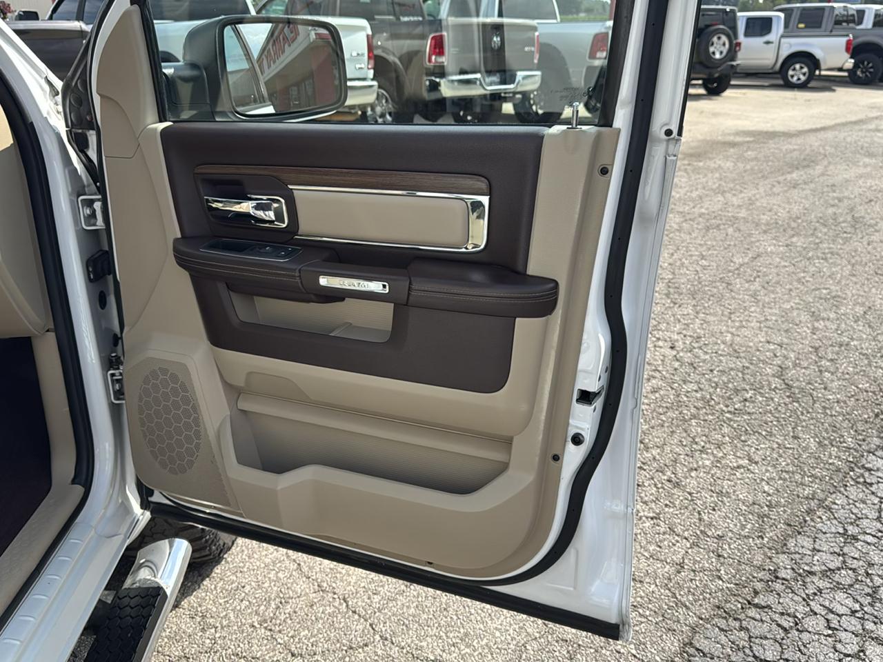 RAM 1500 4WD Crew Cab 140.5" Laramie 2014