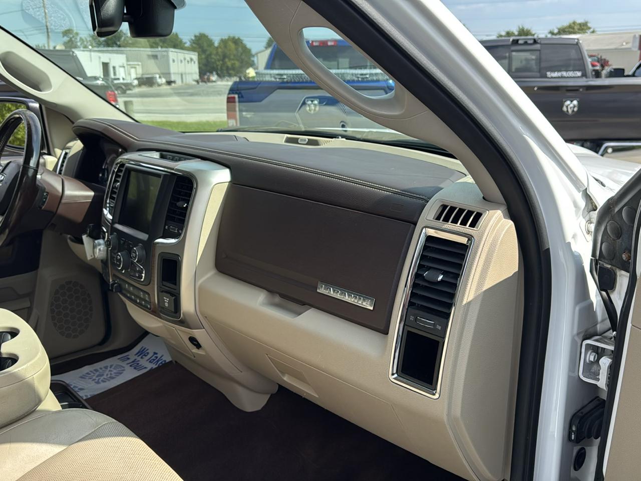RAM 1500 4WD Crew Cab 140.5" Laramie 2014