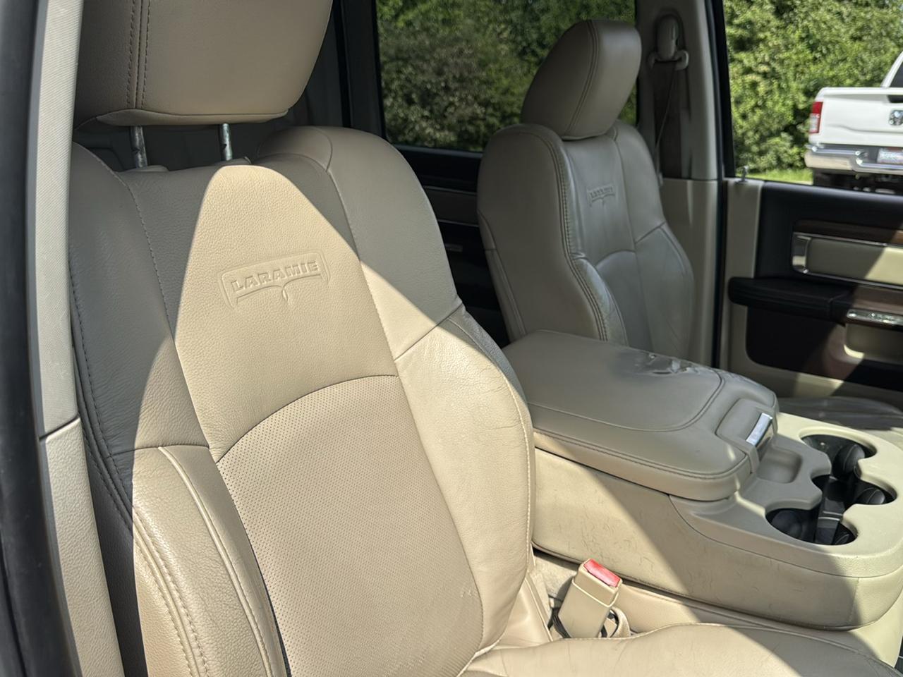 RAM 1500 4WD Crew Cab 140.5" Laramie 2014