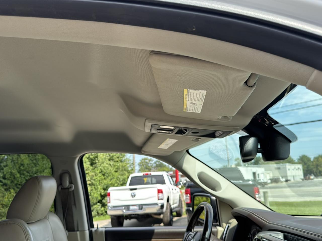 RAM 1500 4WD Crew Cab 140.5" Laramie 2014