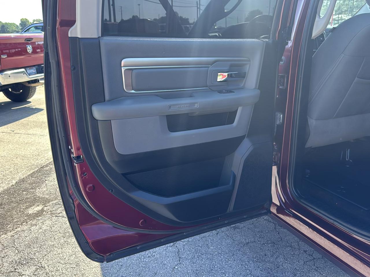 RAM 1500 4WD Crew Cab 140.5" Outdoorsman 2016