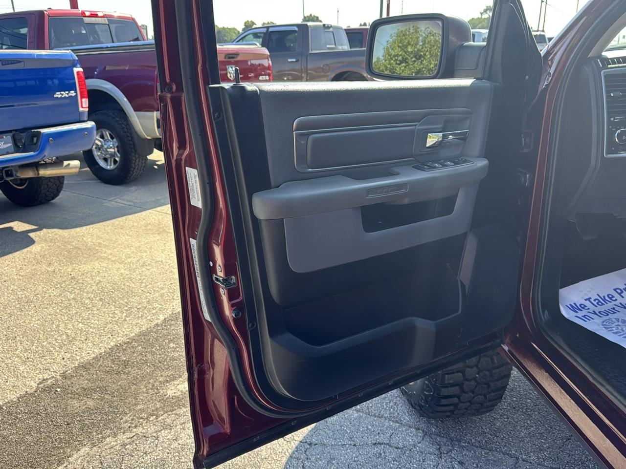RAM 1500 4WD Crew Cab 140.5" Outdoorsman 2016