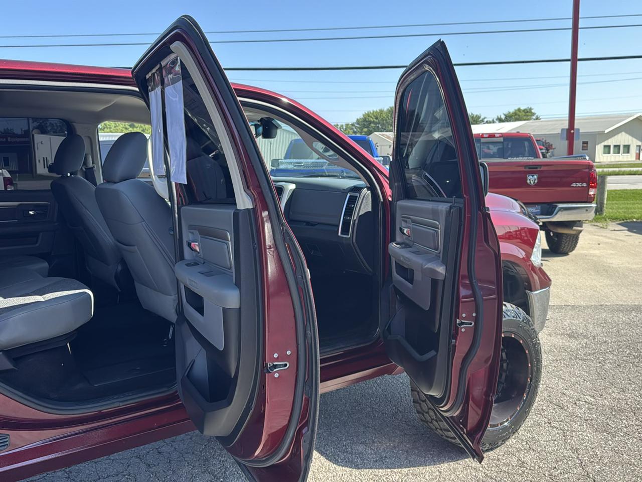 RAM 1500 4WD Crew Cab 140.5" Outdoorsman 2016