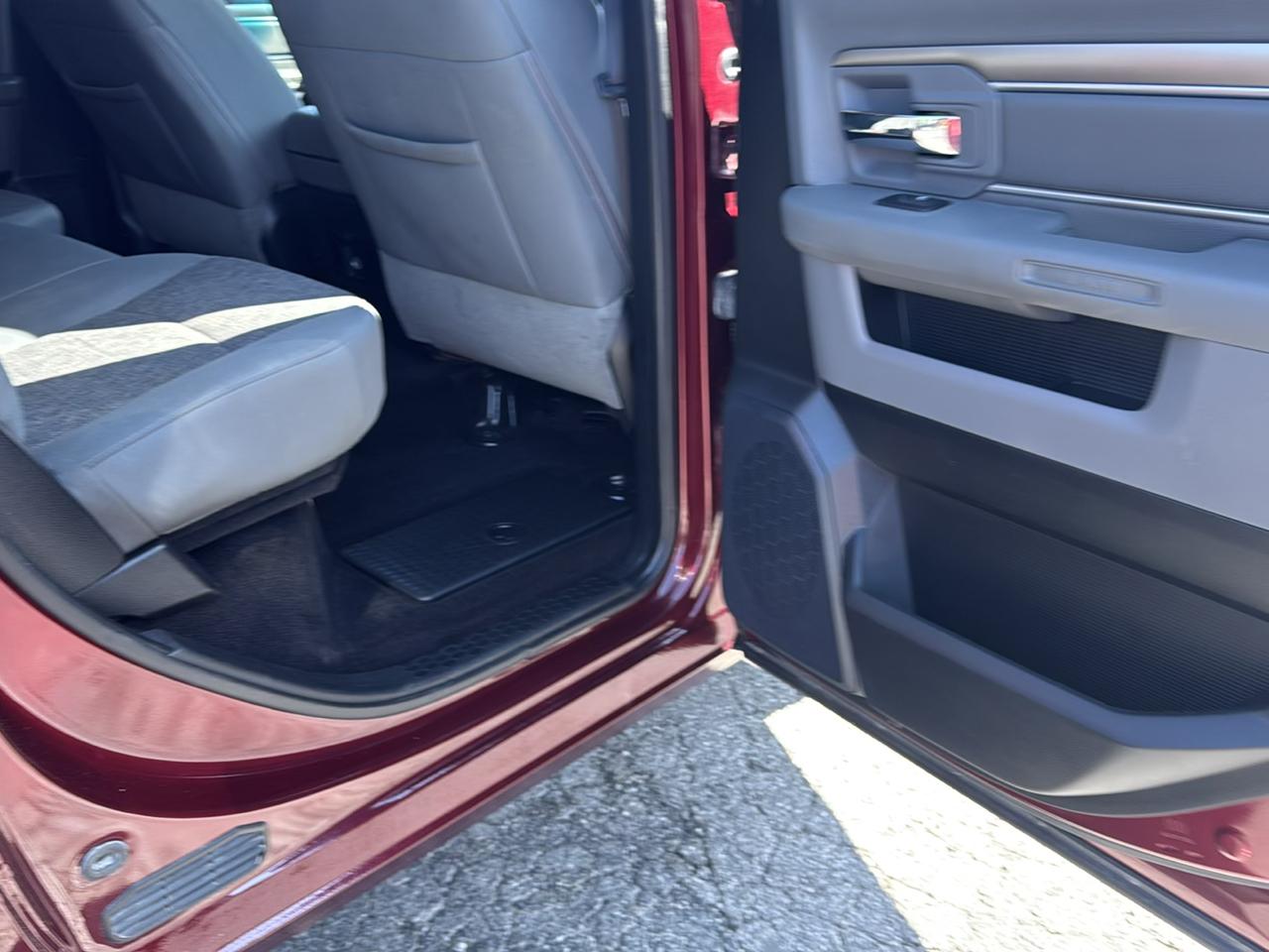 RAM 1500 4WD Crew Cab 140.5" Outdoorsman 2016