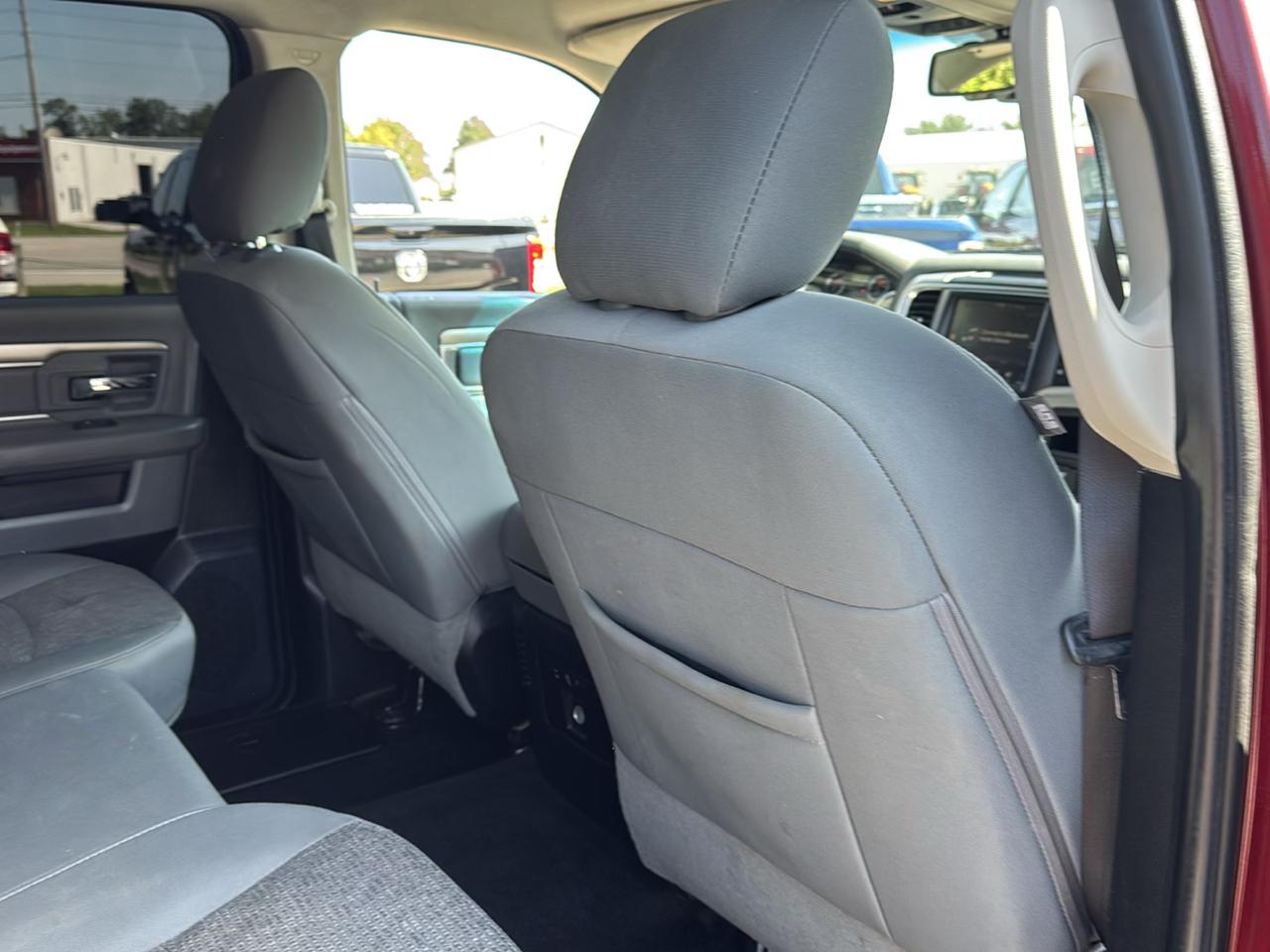RAM 1500 4WD Crew Cab 140.5" Outdoorsman 2016