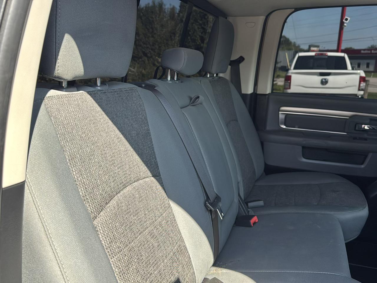 RAM 1500 4WD Crew Cab 140.5" Outdoorsman 2016