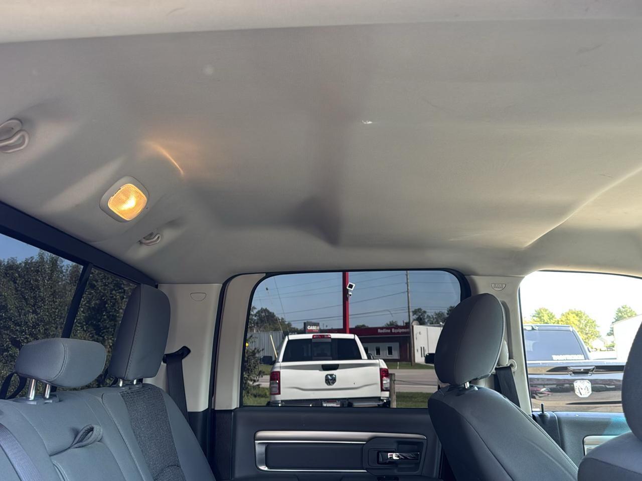 RAM 1500 4WD Crew Cab 140.5" Outdoorsman 2016