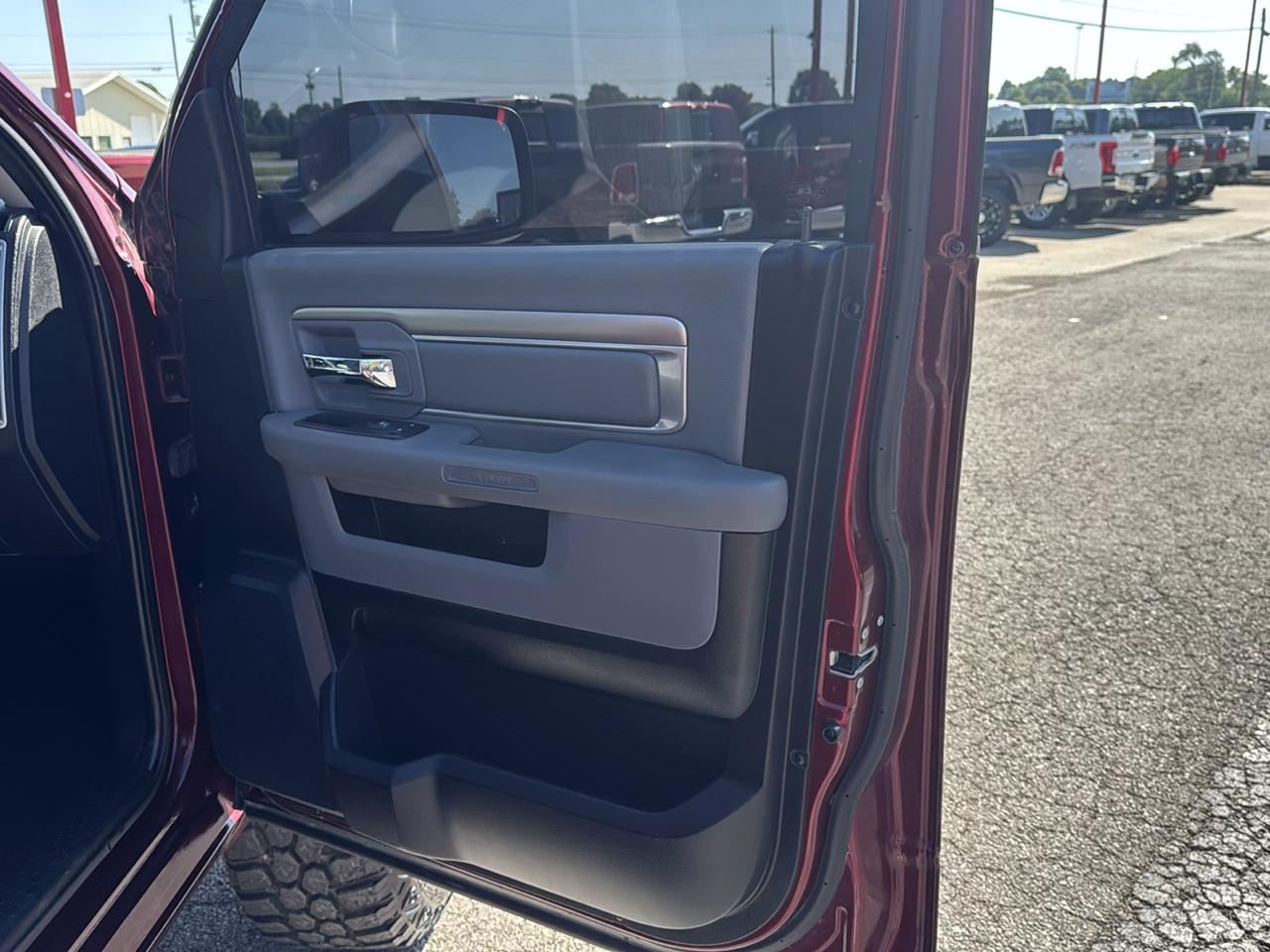 RAM 1500 4WD Crew Cab 140.5" Outdoorsman 2016