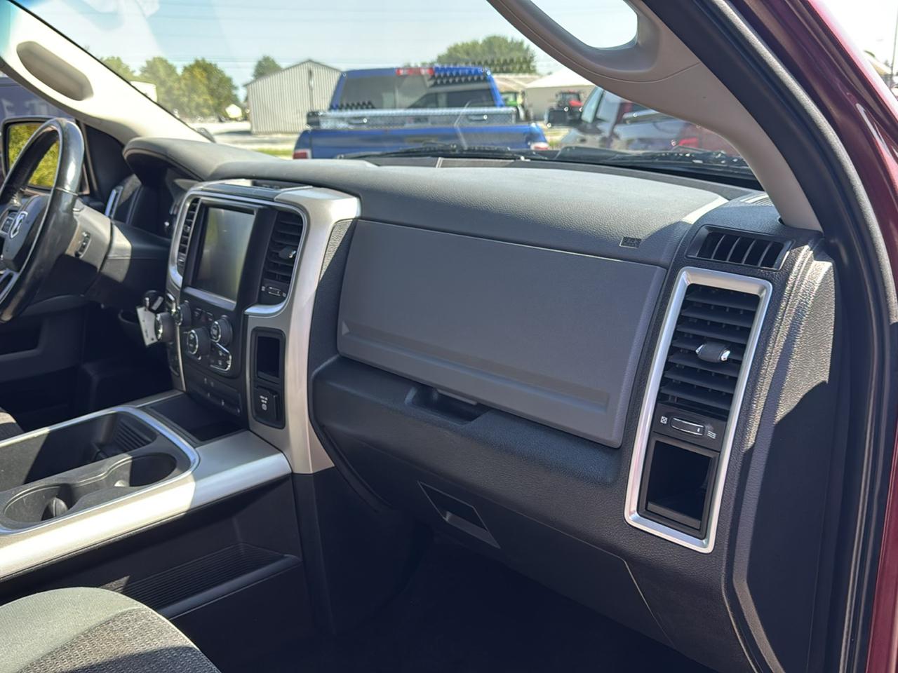 RAM 1500 4WD Crew Cab 140.5" Outdoorsman 2016