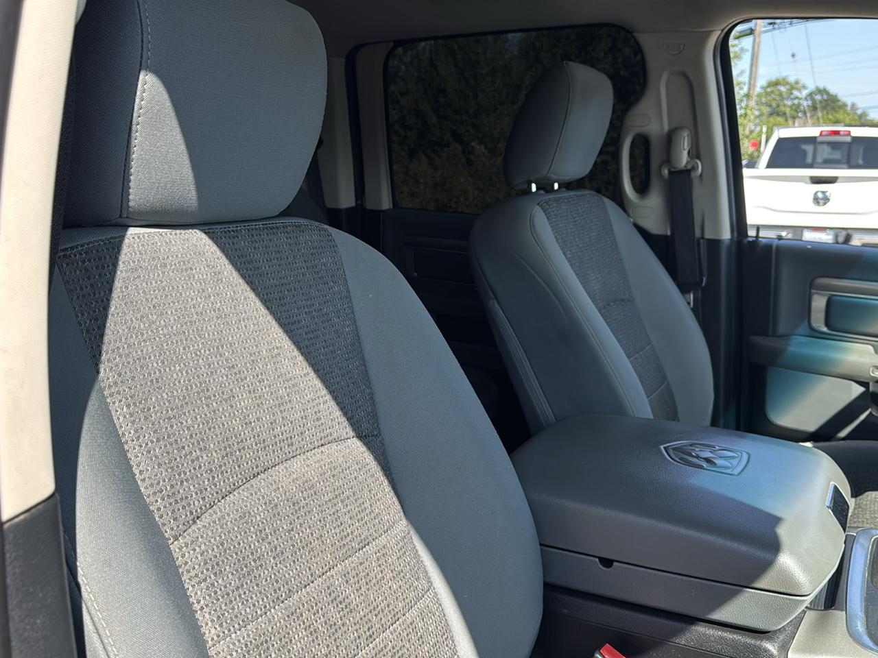 RAM 1500 4WD Crew Cab 140.5" Outdoorsman 2016