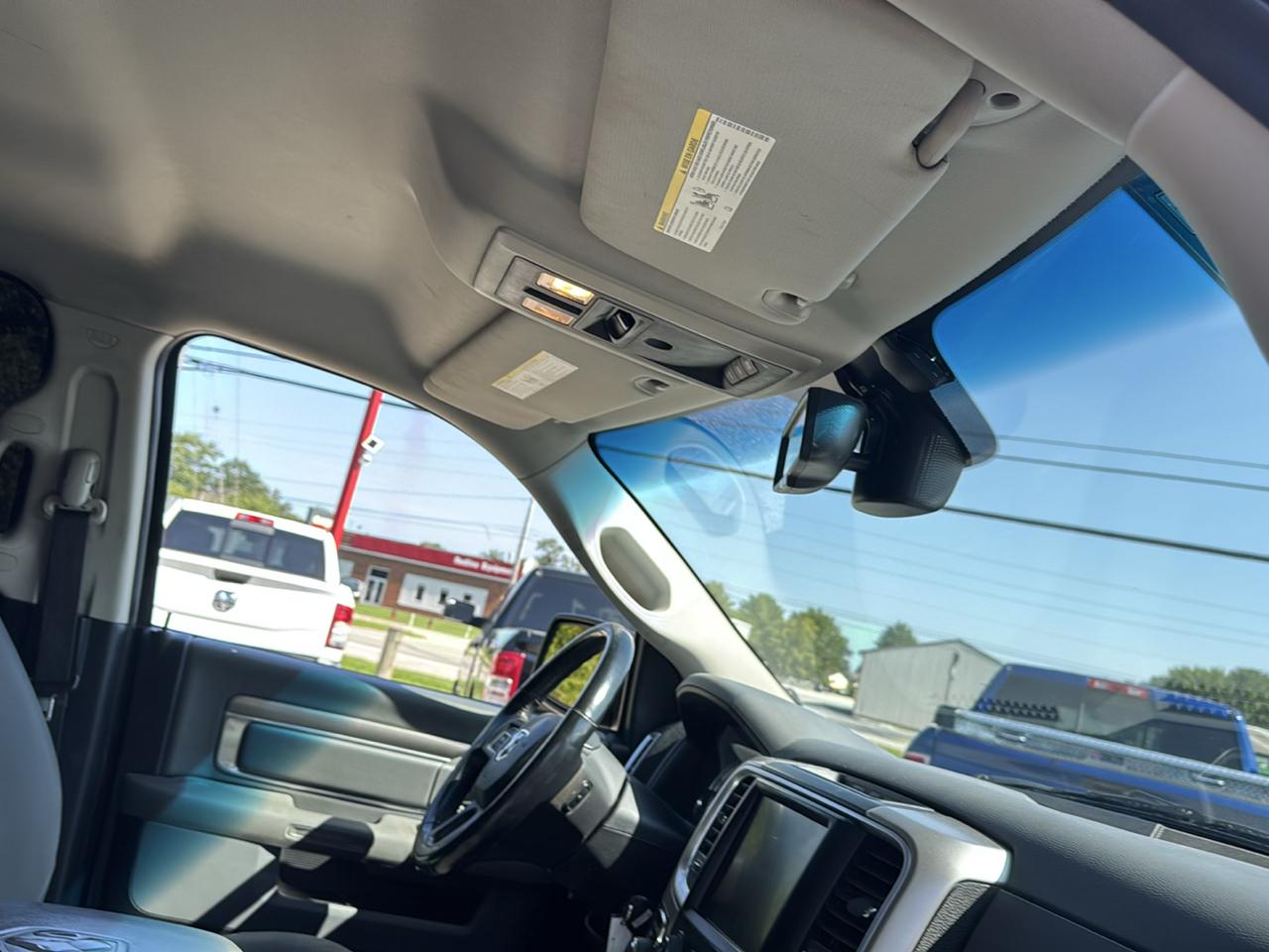 RAM 1500 4WD Crew Cab 140.5" Outdoorsman 2016