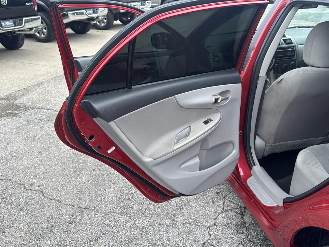 Toyota Corolla 4dr Sdn Auto LE (Natl) 2012
