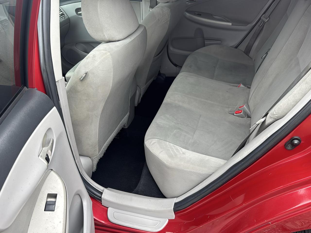 Toyota Corolla 4dr Sdn Auto LE (Natl) 2012