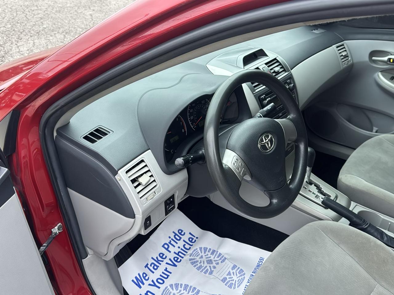 Toyota Corolla 4dr Sdn Auto LE (Natl) 2012