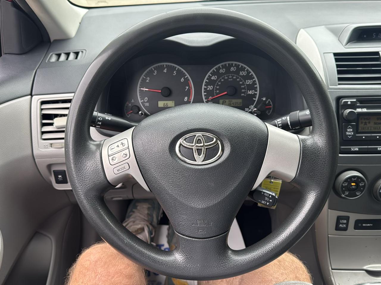 Toyota Corolla 4dr Sdn Auto LE (Natl) 2012