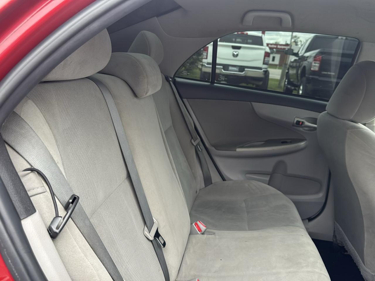 Toyota Corolla 4dr Sdn Auto LE (Natl) 2012