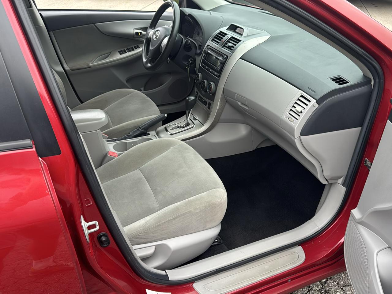 Toyota Corolla 4dr Sdn Auto LE (Natl) 2012