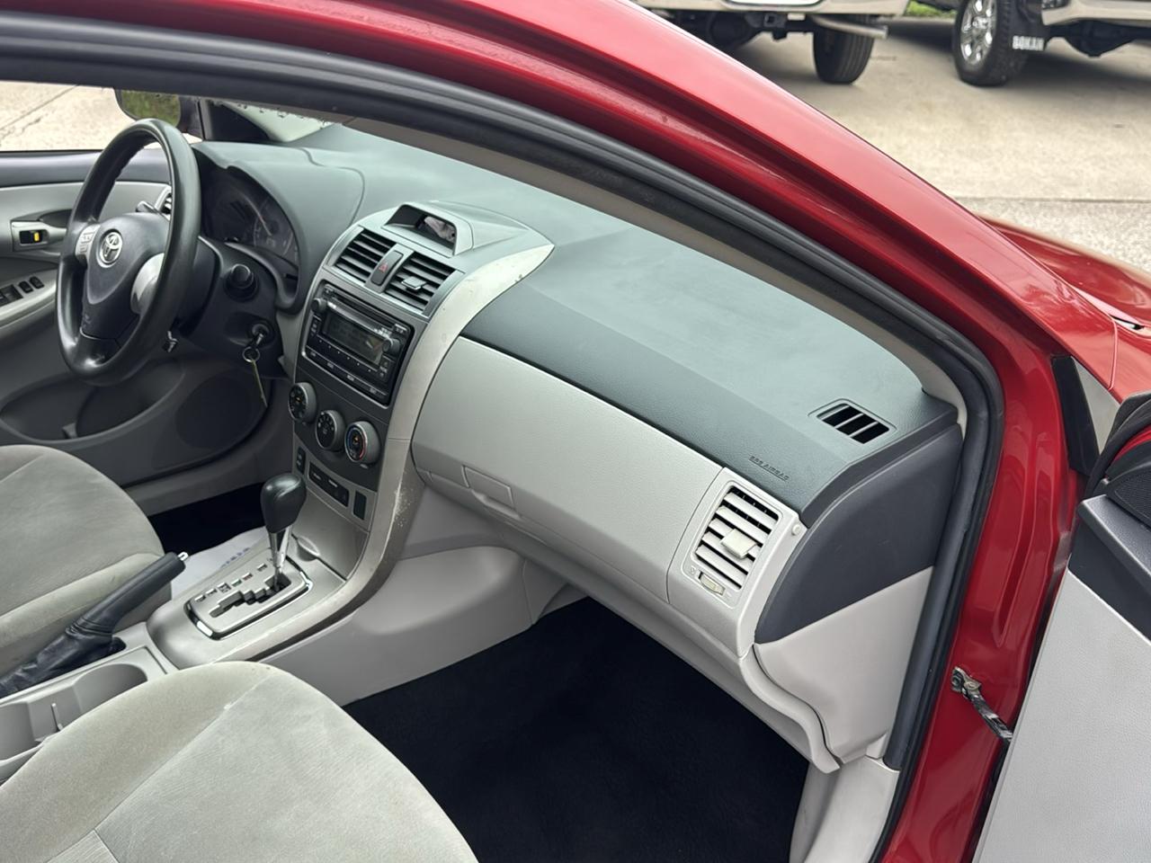 Toyota Corolla 4dr Sdn Auto LE (Natl) 2012
