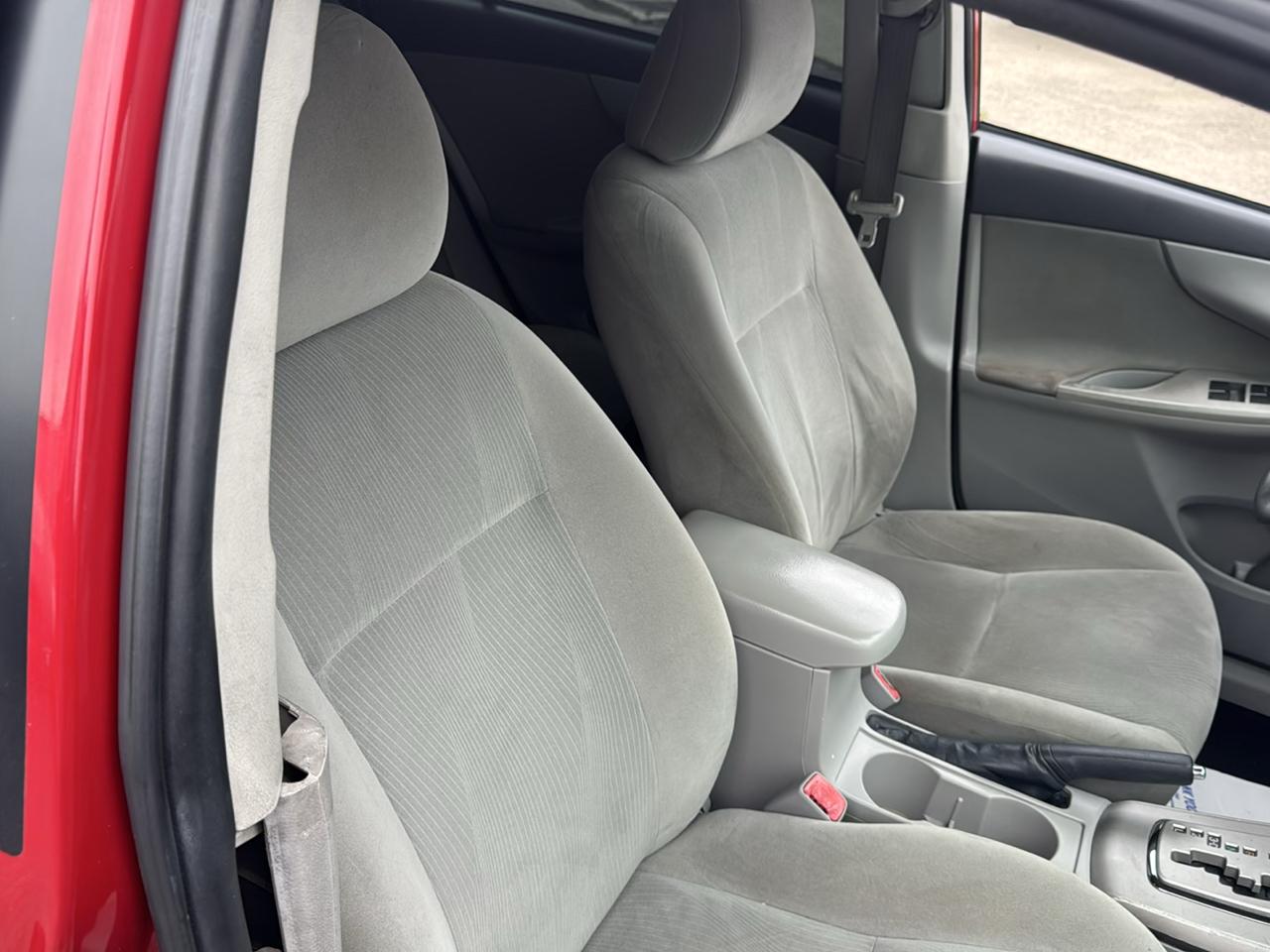 Toyota Corolla 4dr Sdn Auto LE (Natl) 2012