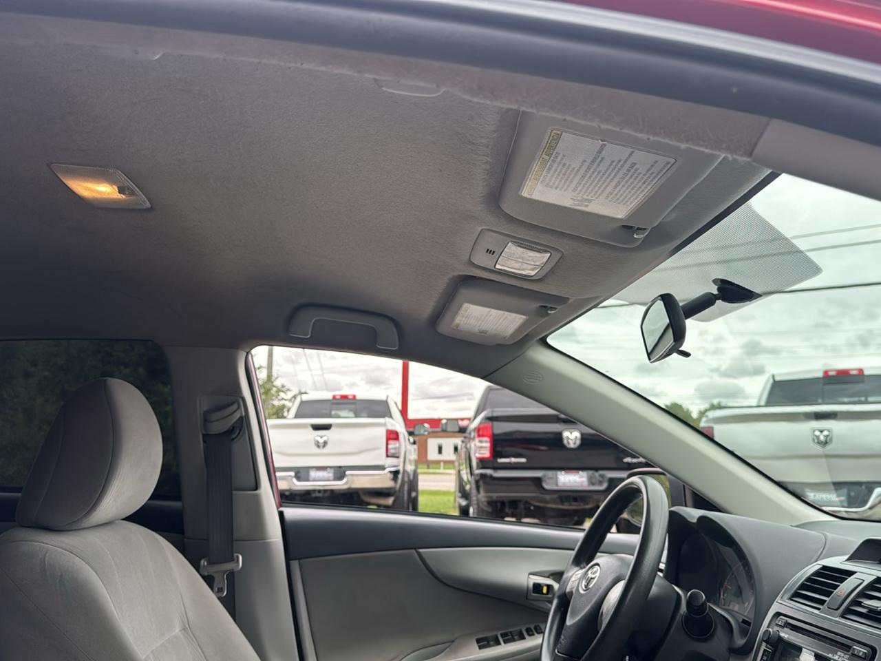 Toyota Corolla 4dr Sdn Auto LE (Natl) 2012
