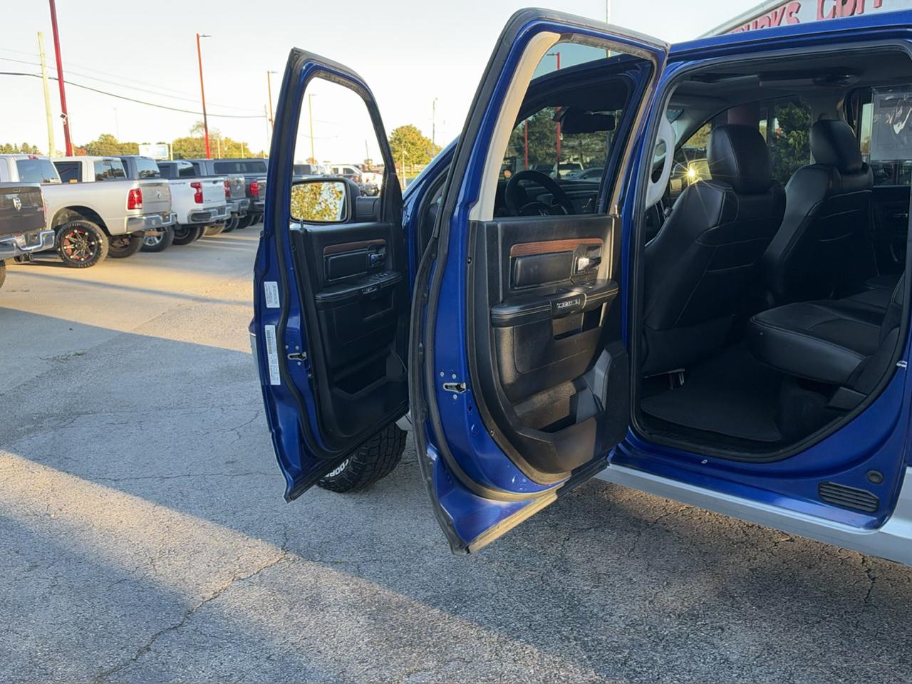 RAM 1500 4WD Crew Cab 140.5" Laramie 2014