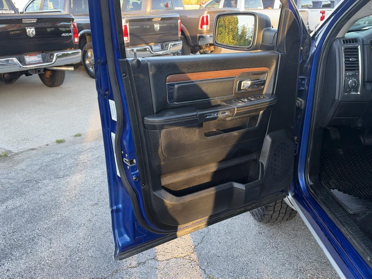 RAM 1500 4WD Crew Cab 140.5" Laramie 2014