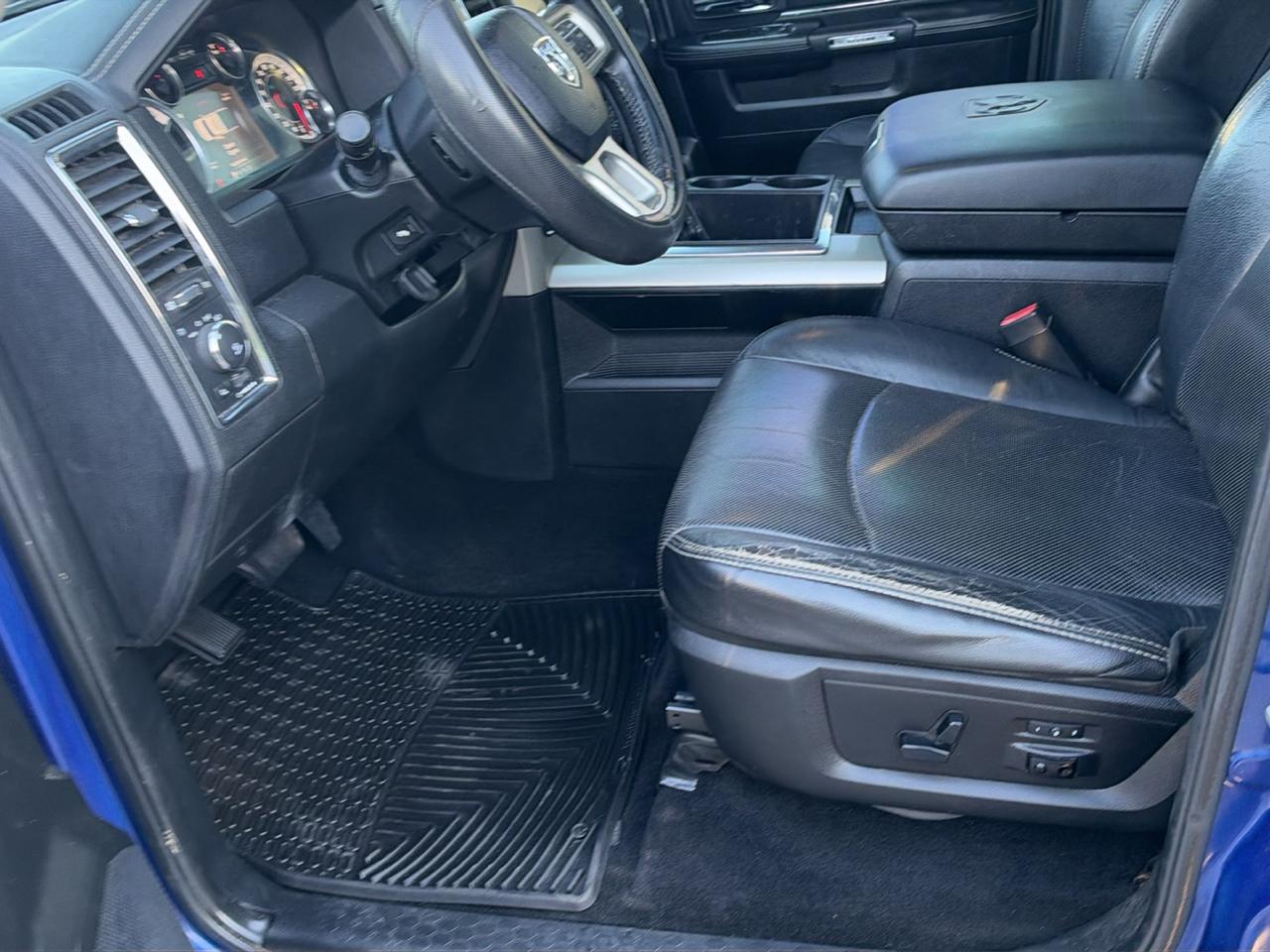 RAM 1500 4WD Crew Cab 140.5" Laramie 2014