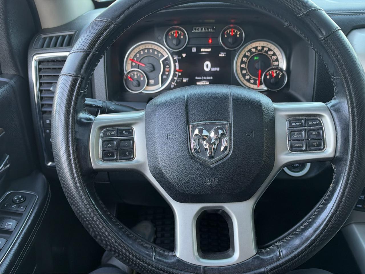 RAM 1500 4WD Crew Cab 140.5" Laramie 2014