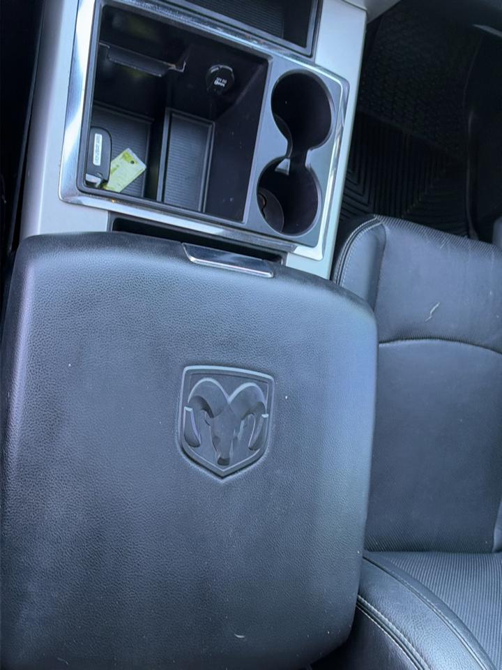 RAM 1500 4WD Crew Cab 140.5" Laramie 2014