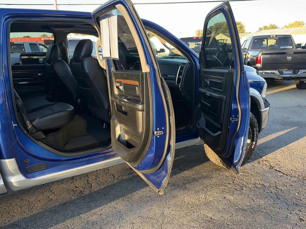 RAM 1500 4WD Crew Cab 140.5" Laramie 2014
