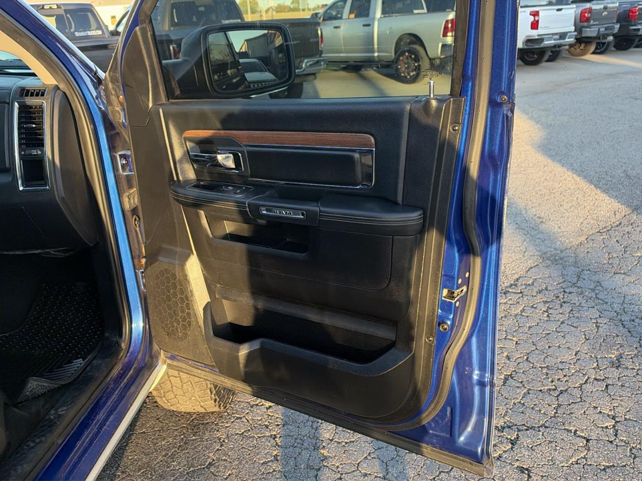 RAM 1500 4WD Crew Cab 140.5" Laramie 2014