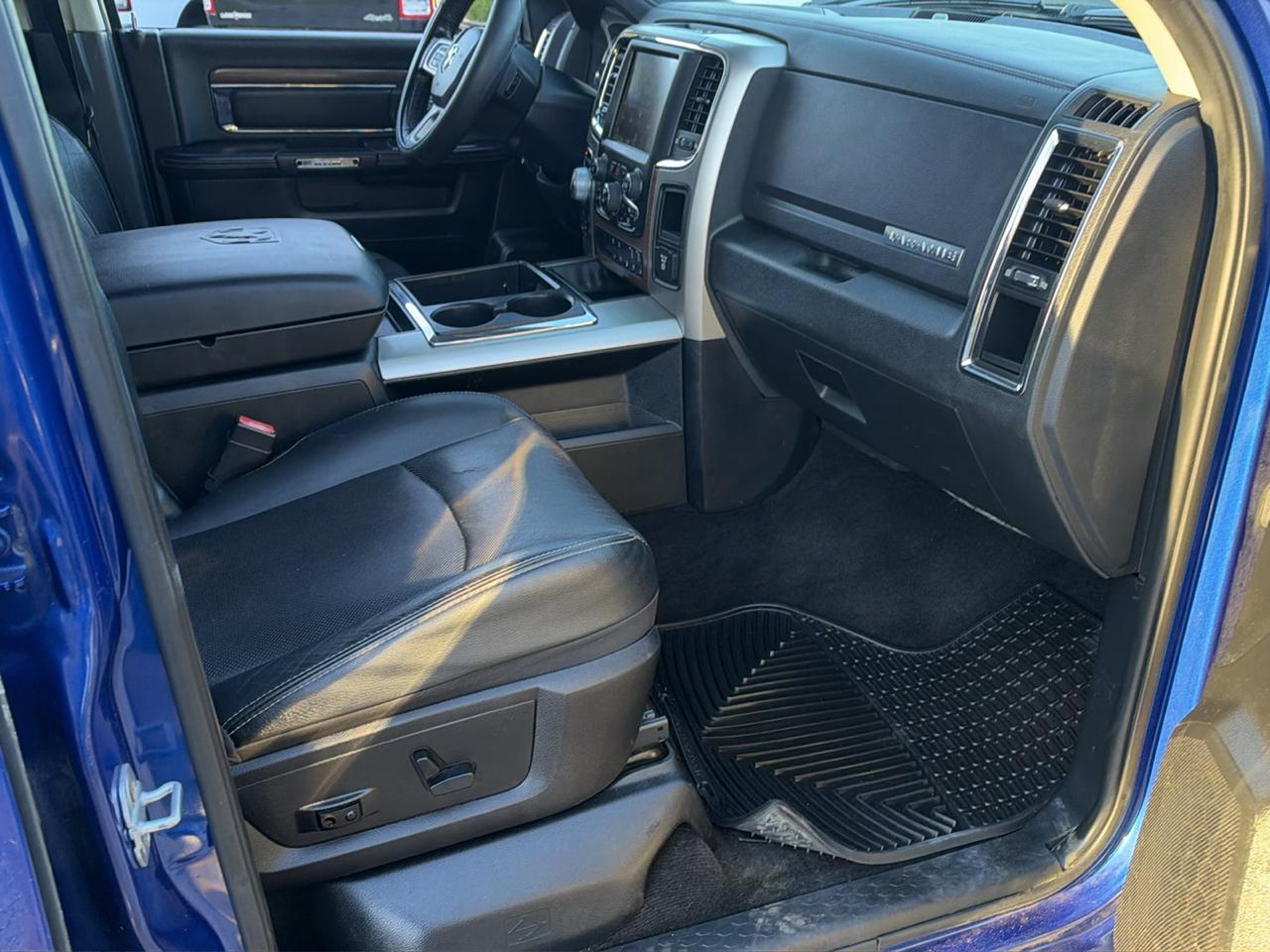 RAM 1500 4WD Crew Cab 140.5" Laramie 2014