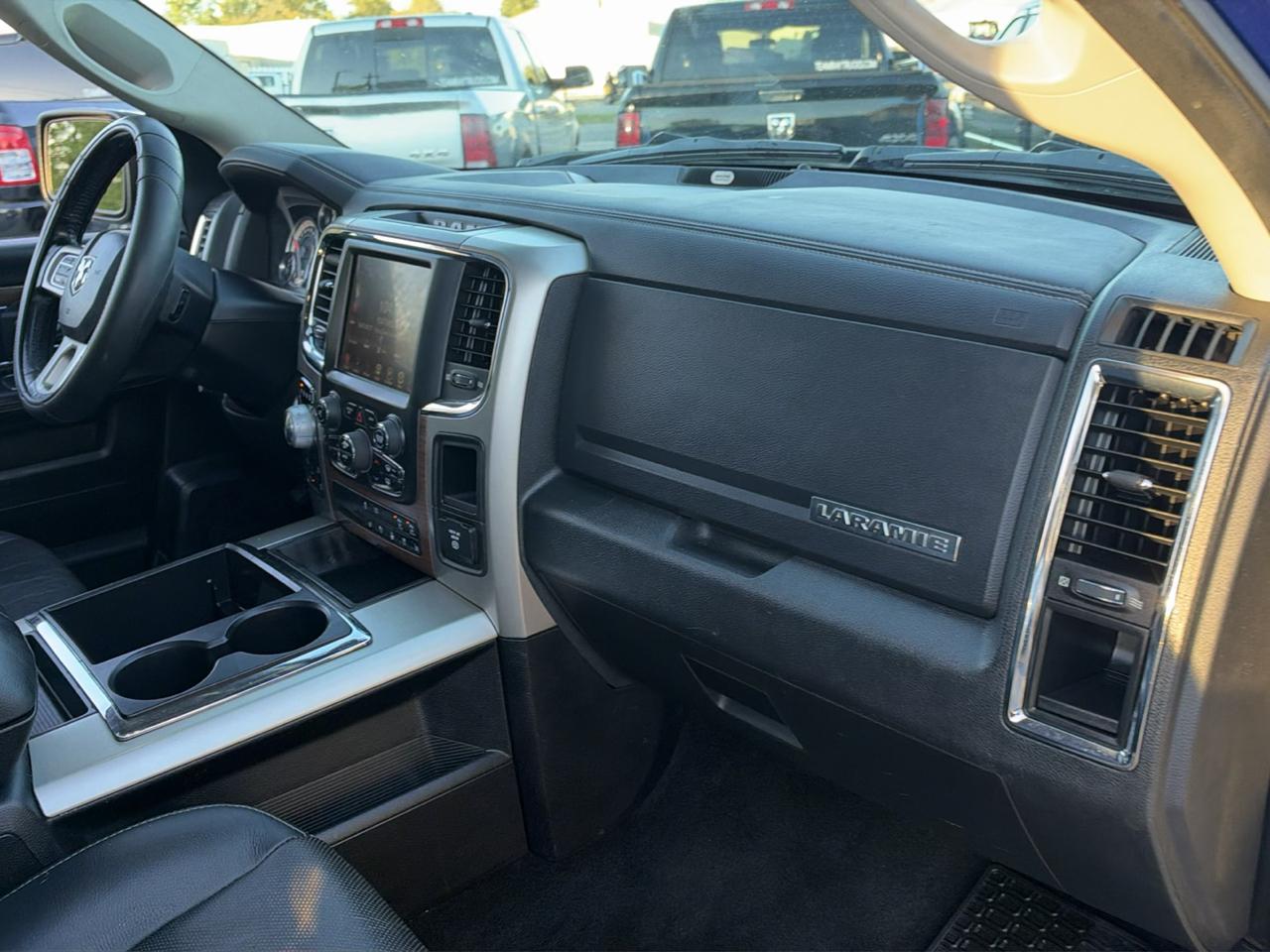 RAM 1500 4WD Crew Cab 140.5" Laramie 2014