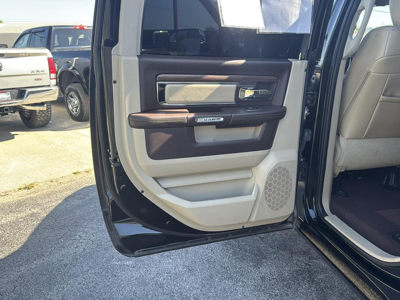 RAM 2500 Laramie 4x4 Mega Cab 6'4" Box 2017