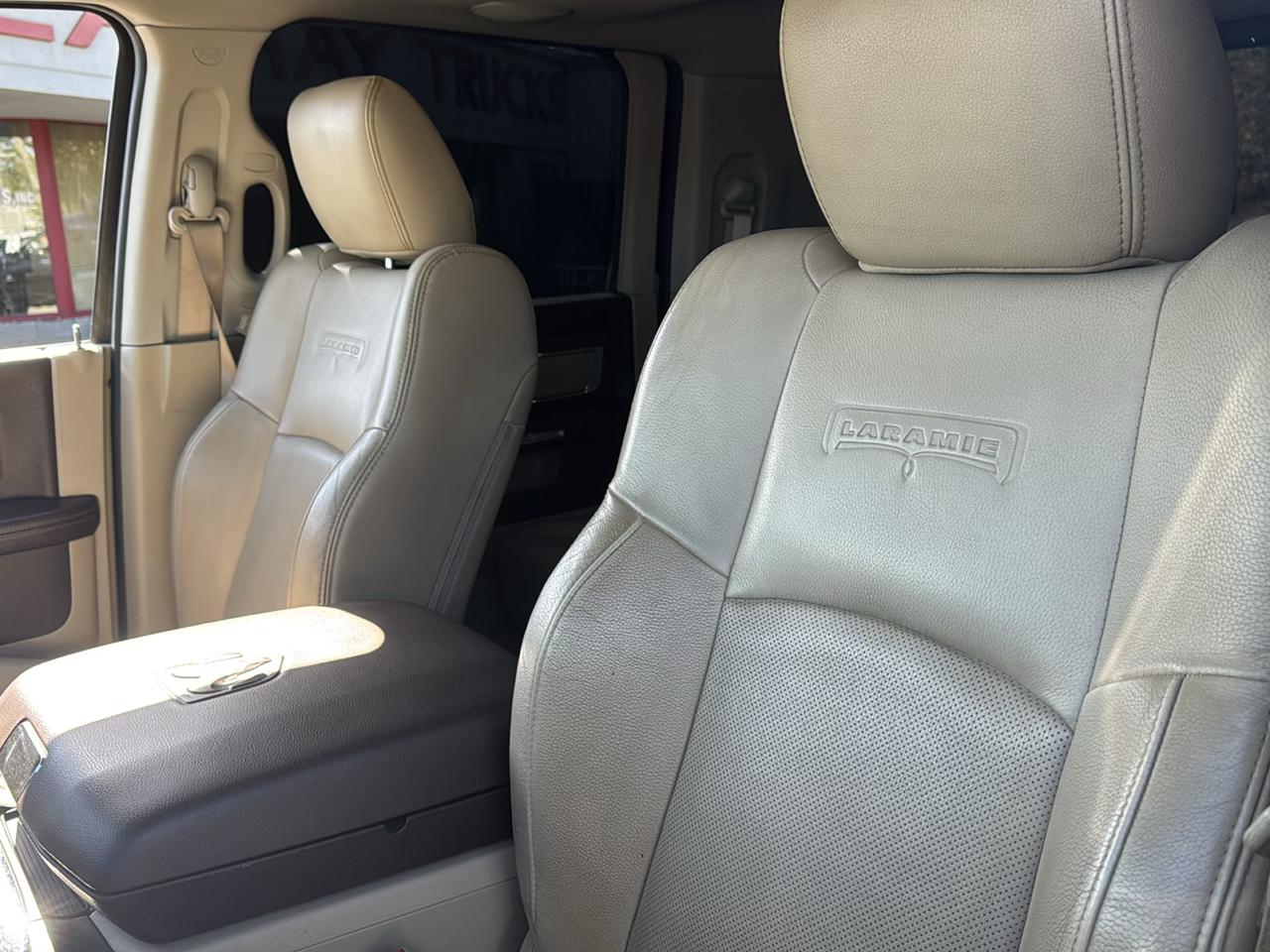 RAM 2500 Laramie 4x4 Mega Cab 6'4" Box 2017